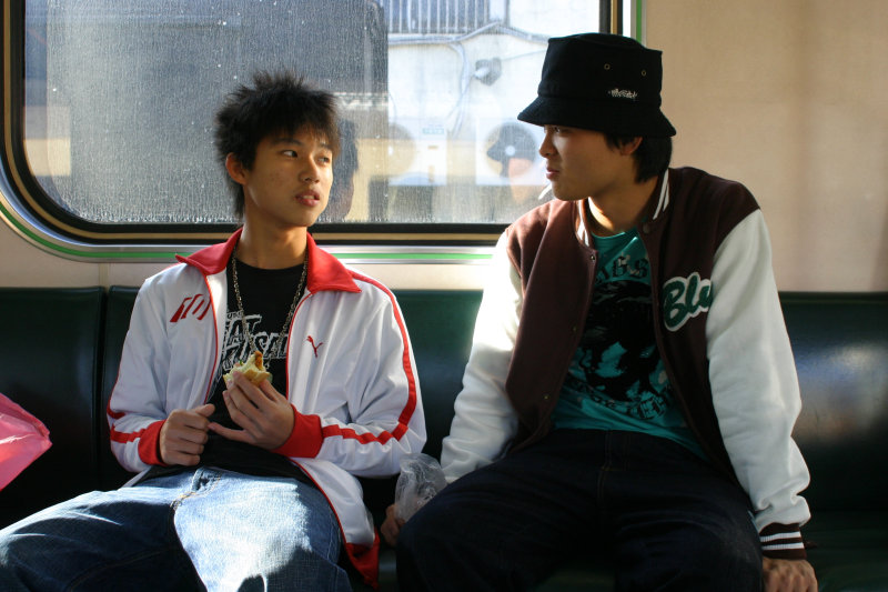 台灣鐵路旅遊攝影街拍帥哥對話旅客2005-12-31攝影照片2