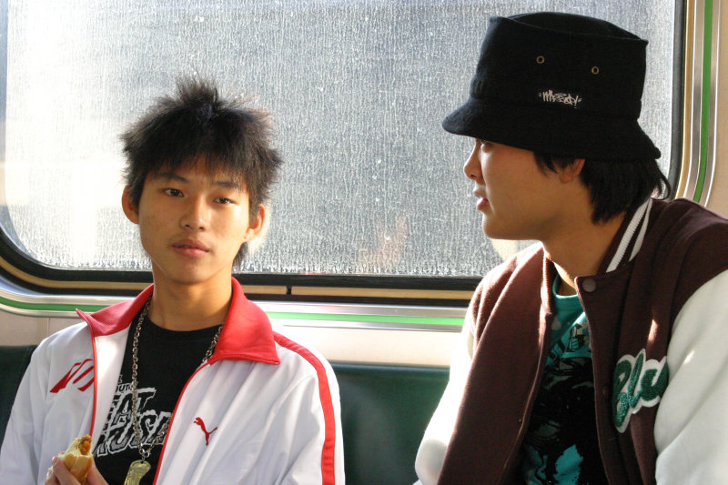 台灣鐵路旅遊攝影街拍帥哥對話旅客2005-12-31攝影照片3