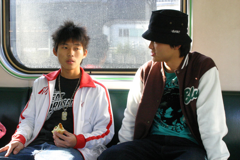 台灣鐵路旅遊攝影街拍帥哥對話旅客2005-12-31攝影照片4