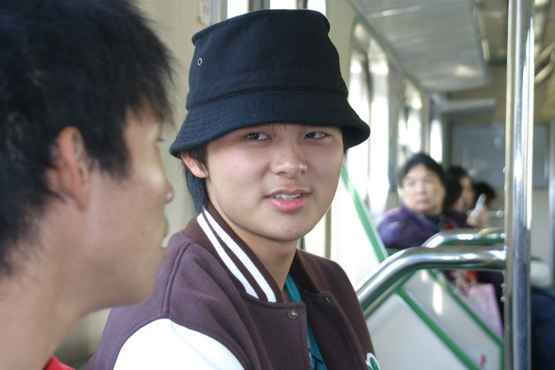台灣鐵路旅遊攝影街拍帥哥對話旅客2005-12-31攝影照片12