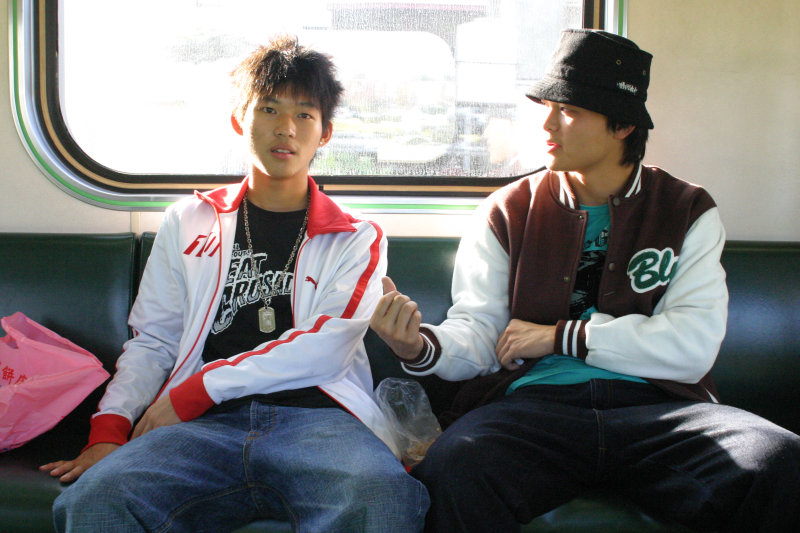 台灣鐵路旅遊攝影街拍帥哥對話旅客2005-12-31攝影照片14