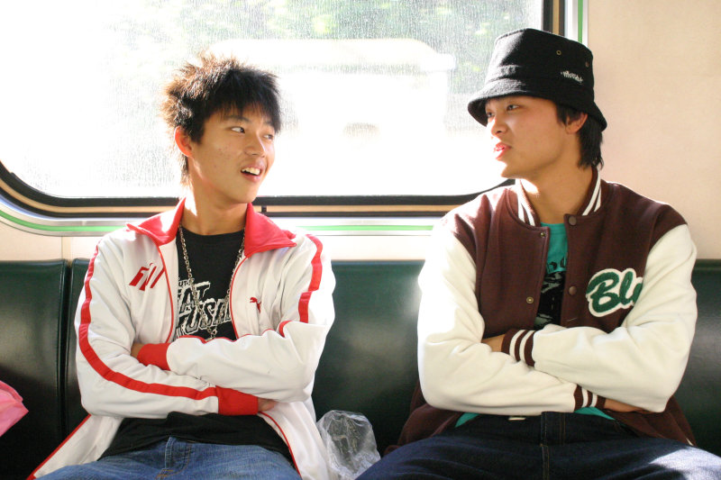 台灣鐵路旅遊攝影街拍帥哥對話旅客2005-12-31攝影照片15