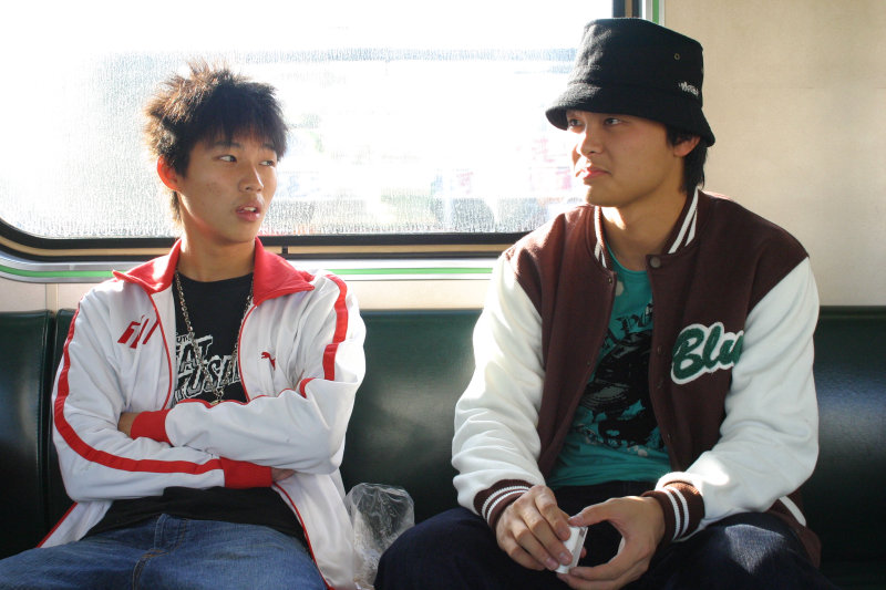 台灣鐵路旅遊攝影街拍帥哥對話旅客2005-12-31攝影照片16
