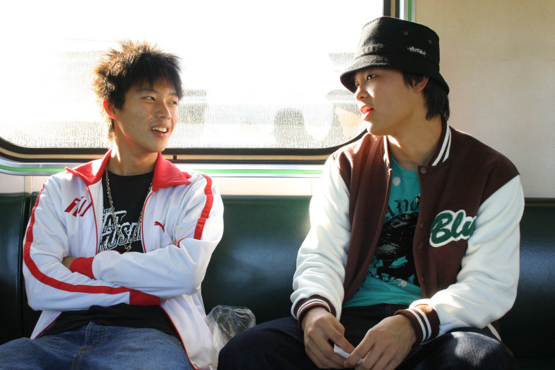 台灣鐵路旅遊攝影街拍帥哥對話旅客2005-12-31攝影照片19