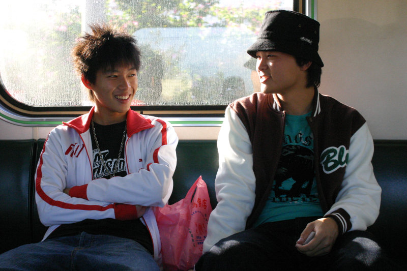 台灣鐵路旅遊攝影街拍帥哥對話旅客2005-12-31攝影照片21