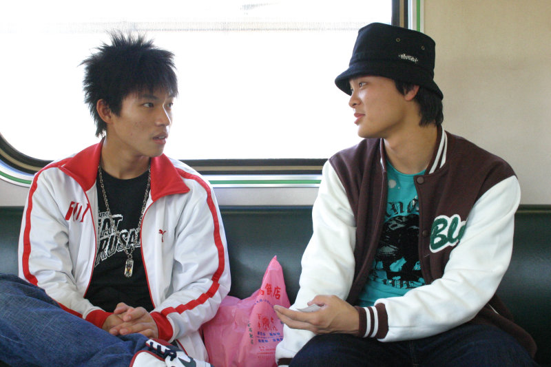 台灣鐵路旅遊攝影街拍帥哥對話旅客2005-12-31攝影照片22
