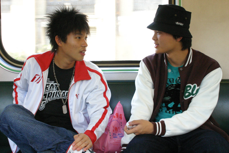 台灣鐵路旅遊攝影街拍帥哥對話旅客2005-12-31攝影照片23