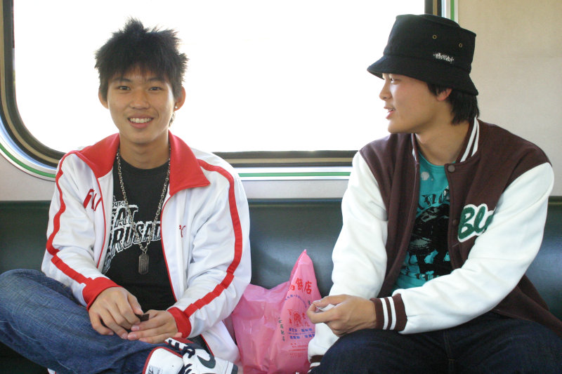 台灣鐵路旅遊攝影街拍帥哥對話旅客2005-12-31攝影照片24