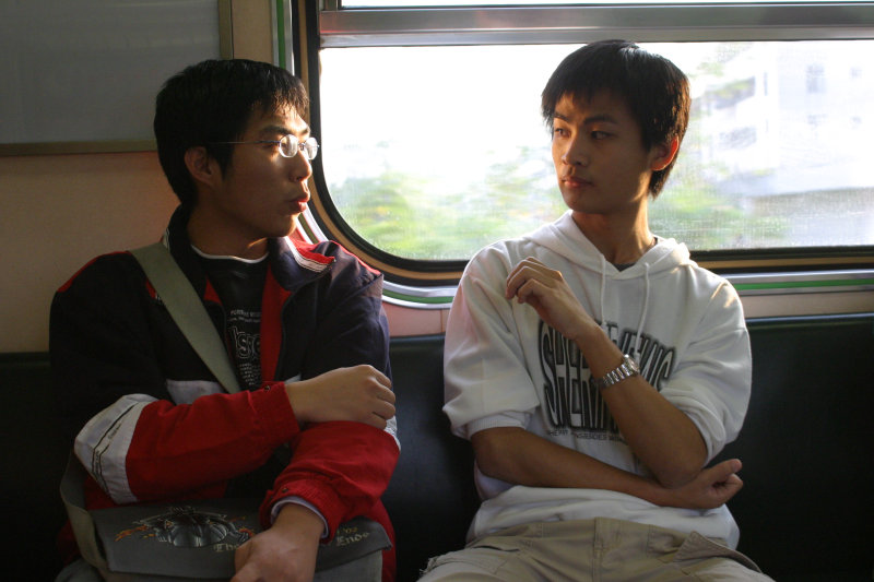 台灣鐵路旅遊攝影街拍帥哥對話旅客2006-01-03攝影照片4