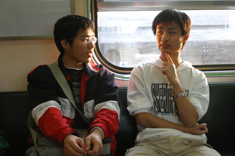 台灣鐵路旅遊攝影街拍帥哥對話旅客2006-01-03攝影照片9