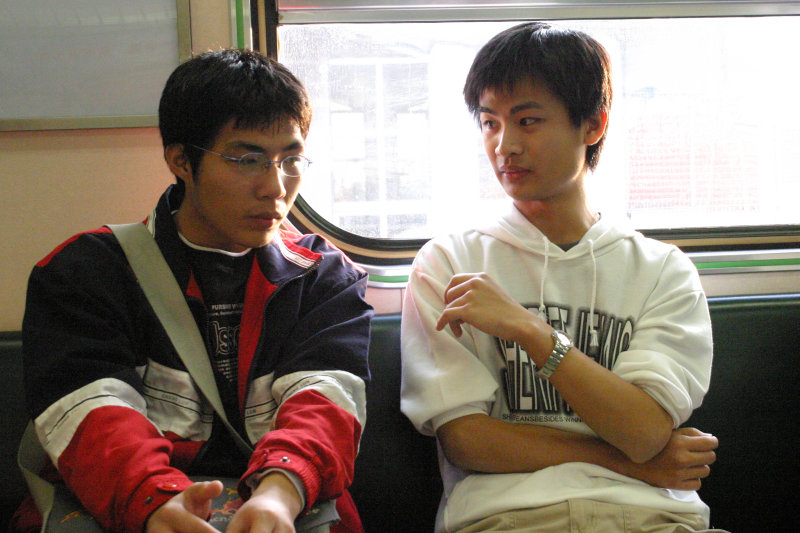 台灣鐵路旅遊攝影街拍帥哥對話旅客2006-01-03攝影照片11