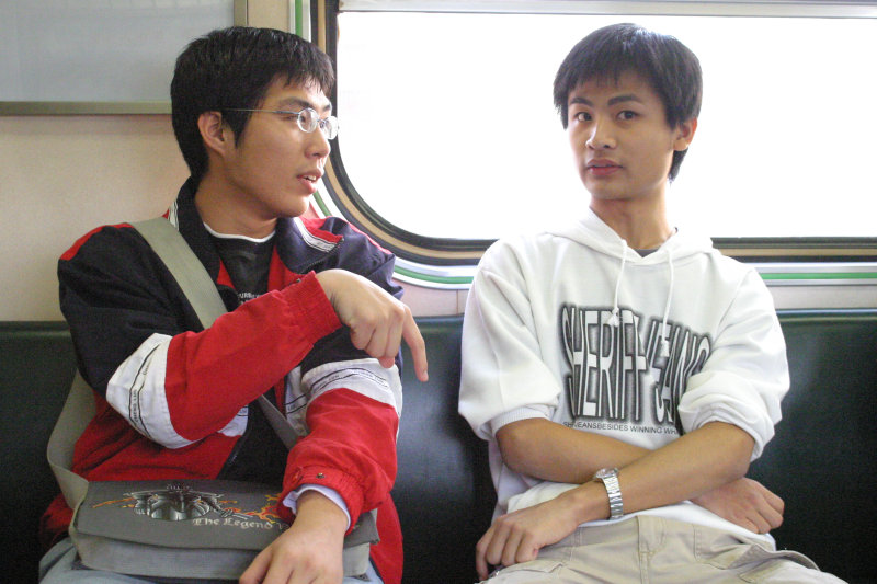 台灣鐵路旅遊攝影街拍帥哥對話旅客2006-01-03攝影照片13