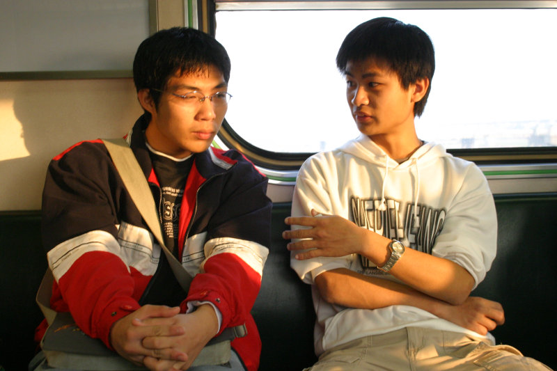 台灣鐵路旅遊攝影街拍帥哥對話旅客2006-01-03攝影照片15