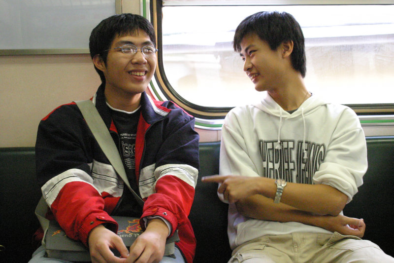 台灣鐵路旅遊攝影街拍帥哥對話旅客2006-01-03攝影照片19