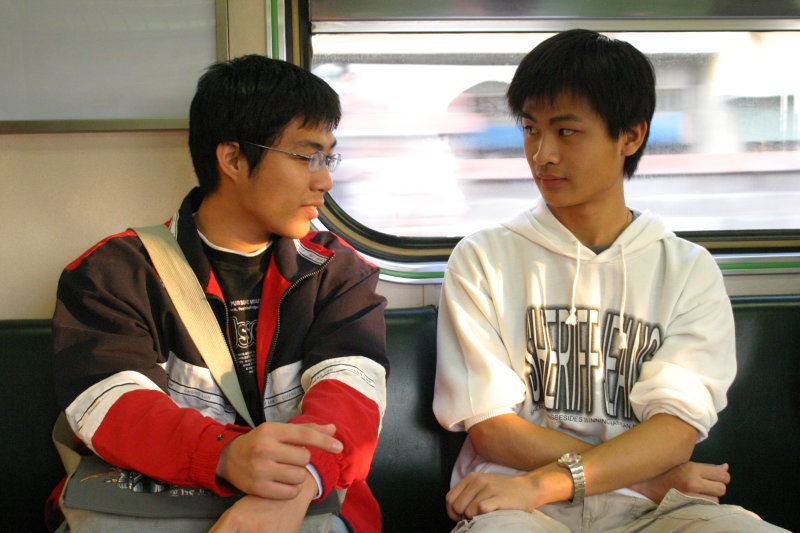 台灣鐵路旅遊攝影街拍帥哥對話旅客2006-01-03攝影照片23