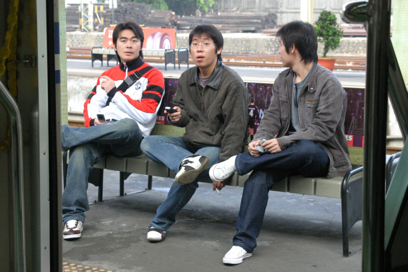 台灣鐵路旅遊攝影街拍帥哥對話旅客2006-01-29攝影照片1