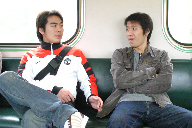 台灣鐵路旅遊攝影街拍帥哥對話旅客2006-01-29攝影照片2
