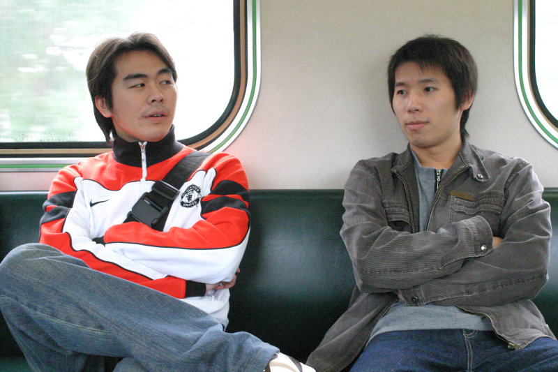 台灣鐵路旅遊攝影街拍帥哥對話旅客2006-01-29攝影照片3