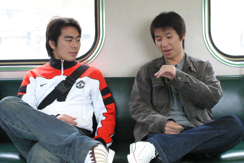 台灣鐵路旅遊攝影街拍帥哥對話旅客2006-01-29攝影照片7