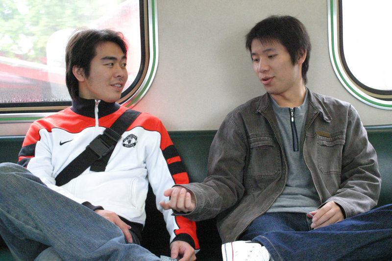 台灣鐵路旅遊攝影街拍帥哥對話旅客2006-01-29攝影照片11