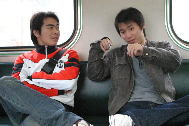台灣鐵路旅遊攝影街拍帥哥對話旅客2006-01-29攝影照片16