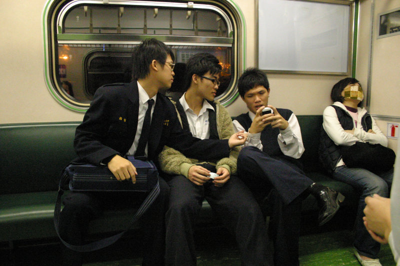 台灣鐵路旅遊攝影街拍帥哥對話旅客20080307攝影照片1