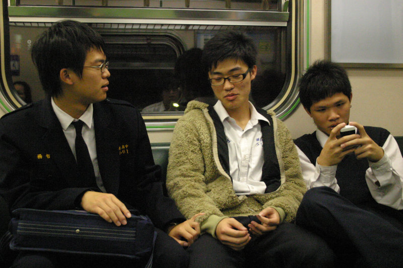 台灣鐵路旅遊攝影街拍帥哥對話旅客20080307攝影照片3