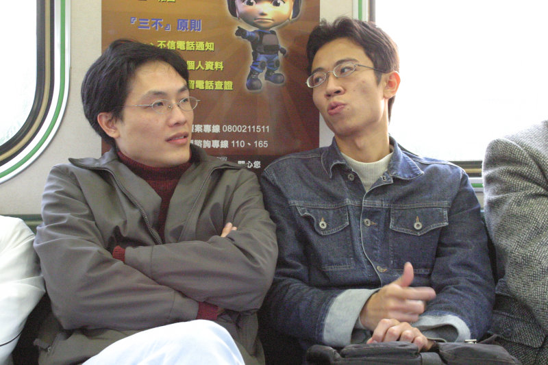 台灣鐵路旅遊攝影街拍帥哥對話的旅客2005-01-15攝影照片30