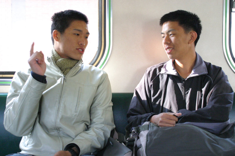 台灣鐵路旅遊攝影街拍帥哥對話的旅客2005-01-16(3)攝影照片2