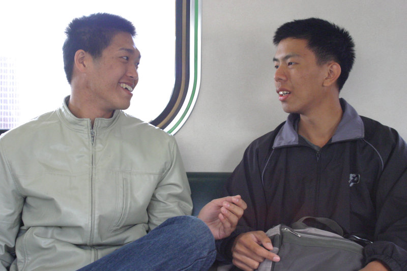 台灣鐵路旅遊攝影街拍帥哥對話的旅客2005-01-16(3)攝影照片34
