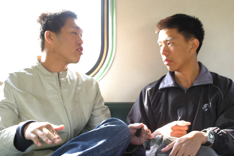 台灣鐵路旅遊攝影街拍帥哥對話的旅客2005-01-16(3)攝影照片51