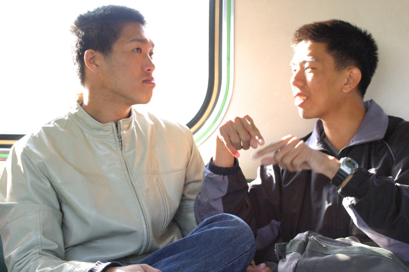 台灣鐵路旅遊攝影街拍帥哥對話的旅客2005-01-16(3)攝影照片53