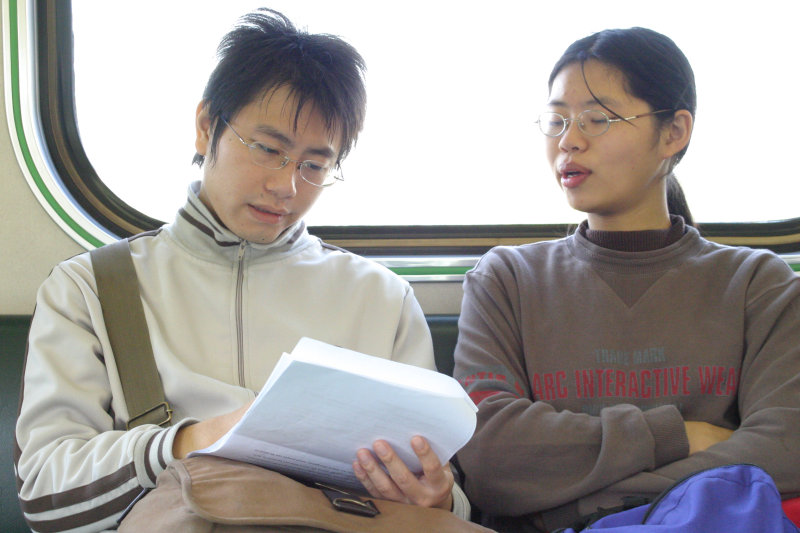 台灣鐵路旅遊攝影街拍帥哥對話的旅客2005-01-23攝影照片2