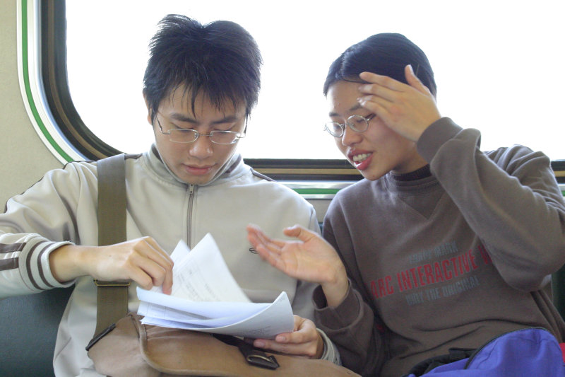 台灣鐵路旅遊攝影街拍帥哥對話的旅客2005-01-23攝影照片3