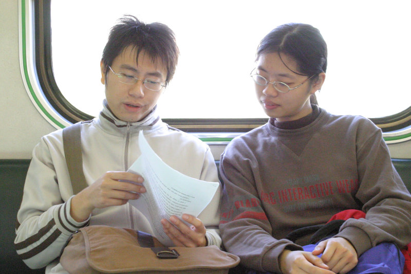 台灣鐵路旅遊攝影街拍帥哥對話的旅客2005-01-23攝影照片7