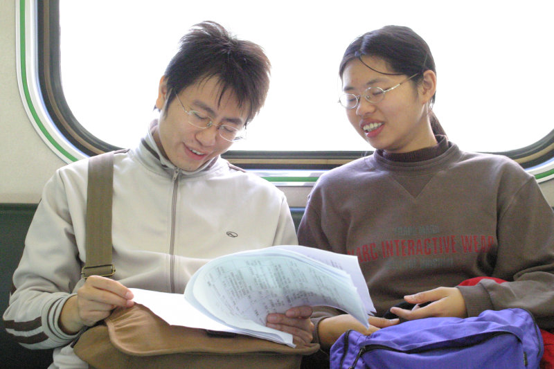 台灣鐵路旅遊攝影街拍帥哥對話的旅客2005-01-23攝影照片12