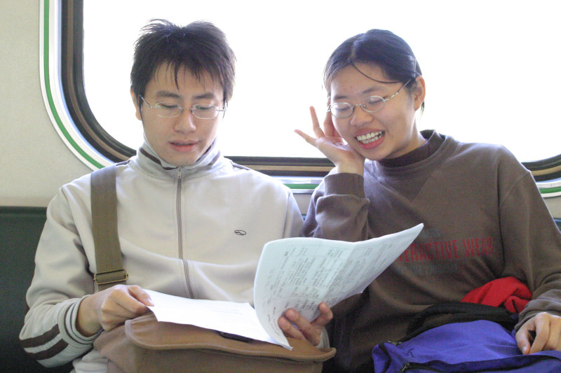 台灣鐵路旅遊攝影街拍帥哥對話的旅客2005-01-23攝影照片13