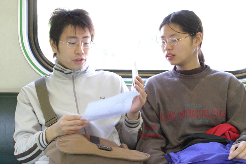 台灣鐵路旅遊攝影街拍帥哥對話的旅客2005-01-23攝影照片15