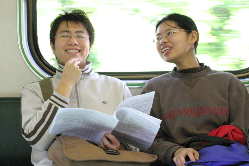 台灣鐵路旅遊攝影街拍帥哥對話的旅客2005-01-23攝影照片17