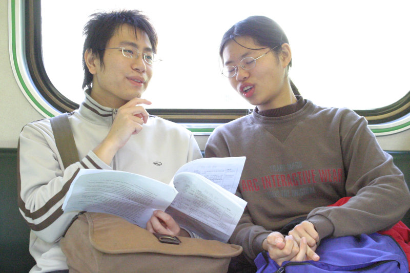 台灣鐵路旅遊攝影街拍帥哥對話的旅客2005-01-23攝影照片18