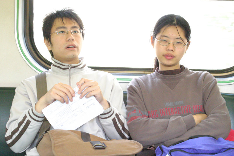 台灣鐵路旅遊攝影街拍帥哥對話的旅客2005-01-23攝影照片24