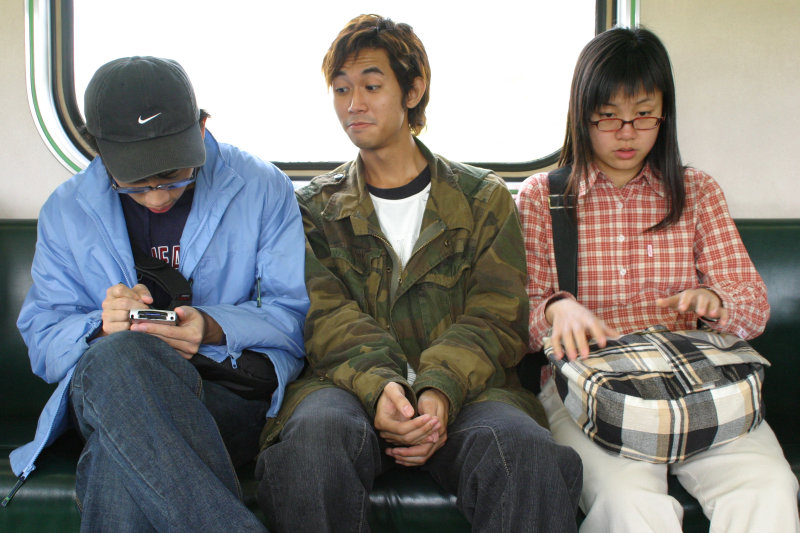 台灣鐵路旅遊攝影街拍帥哥對話的旅客2005-01-30攝影照片1