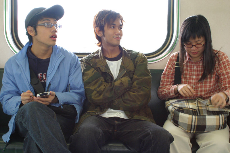 台灣鐵路旅遊攝影街拍帥哥對話的旅客2005-01-30攝影照片3