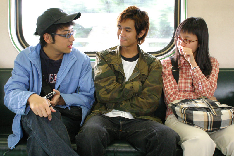 台灣鐵路旅遊攝影街拍帥哥對話的旅客2005-01-30攝影照片5