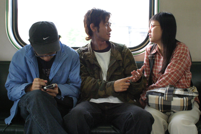 台灣鐵路旅遊攝影街拍帥哥對話的旅客2005-01-30攝影照片6