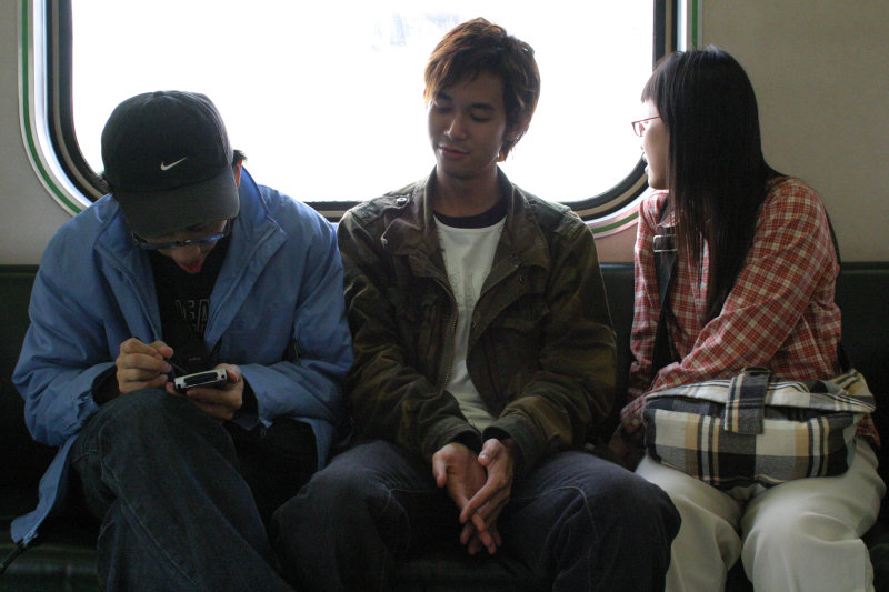 台灣鐵路旅遊攝影街拍帥哥對話的旅客2005-01-30攝影照片7