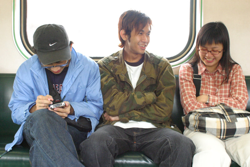 台灣鐵路旅遊攝影街拍帥哥對話的旅客2005-01-30攝影照片8