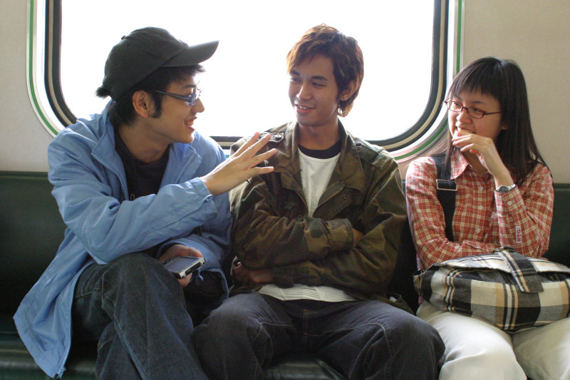 台灣鐵路旅遊攝影街拍帥哥對話的旅客2005-01-30攝影照片10