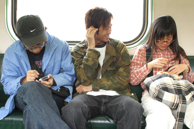 台灣鐵路旅遊攝影街拍帥哥對話的旅客2005-01-30攝影照片11