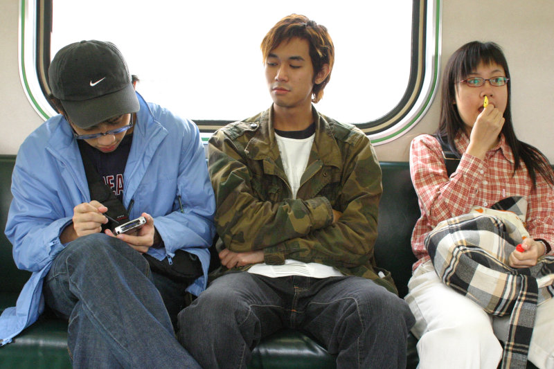 台灣鐵路旅遊攝影街拍帥哥對話的旅客2005-01-30攝影照片12